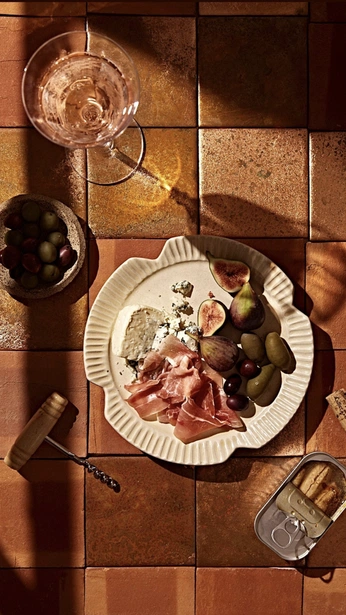 A cover of "Cheese Plates" cluster. The owner is soficorti. The cluster consists of 12 elements.