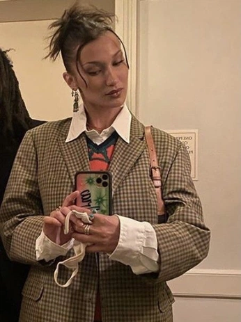 A cover of "Bella" cluster. The owner is ems.e. The cluster consists of 4 elements.