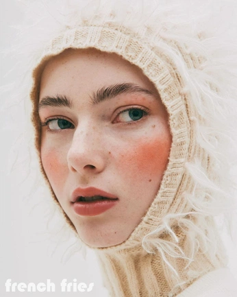 A cover of "WINTER PHOTOSHOOT" cluster. The owner is c4rm3n. The cluster consists of 20 elements.