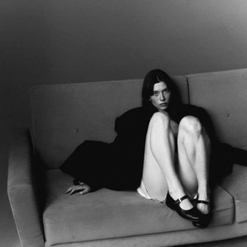 A cover of "Photoshoot ideas" cluster. The owner is kartamish.design. The cluster description is "Inspiring ideas for creative photoshoots and styling.". The cluster consists of 166 elements.