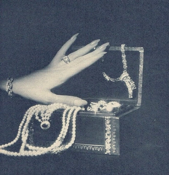 A cover of "Jewels" cluster. The owner is annbustinzar. The cluster consists of 19 elements.