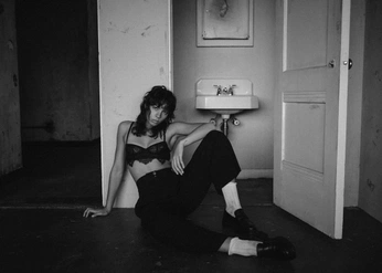 A cover of "Broken mirror" cluster. The owner is yuujin.ph. The cluster consists of 24 elements.