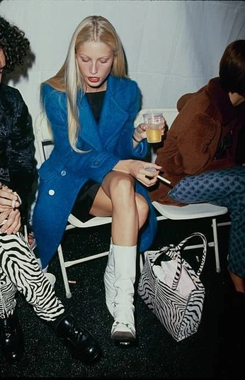 A cover of "Paparazzi" cluster. The owner is garesai. The cluster consists of 1 element.