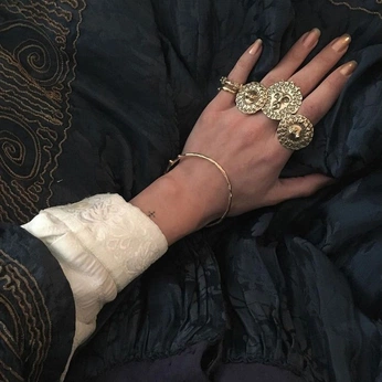 A cover of "jewelry" cluster. The owner is twentyeight. The cluster consists of 3 elements.