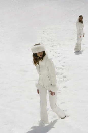 A cover of "snow" cluster. The owner is eloan. The cluster consists of 9 elements.