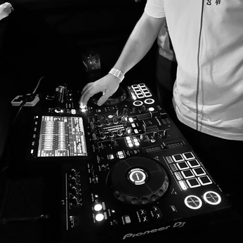 A cover of "point and shoot" cluster. The owner is itslouisa. The cluster description is "my very own pics". The cluster consists of 202 elements.