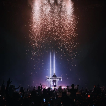 A cover of "rave" cluster. The owner is genhur. The cluster consists of 71 elements.