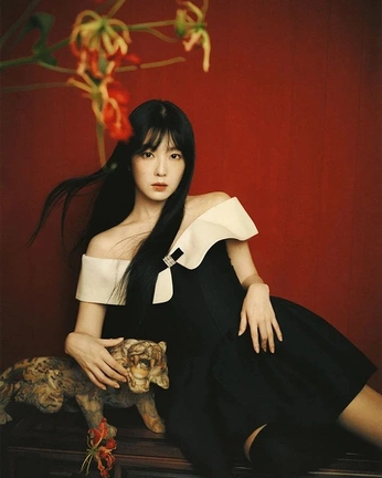 A cover of "Red." cluster. The owner is imvictorique. The cluster consists of 3 elements.