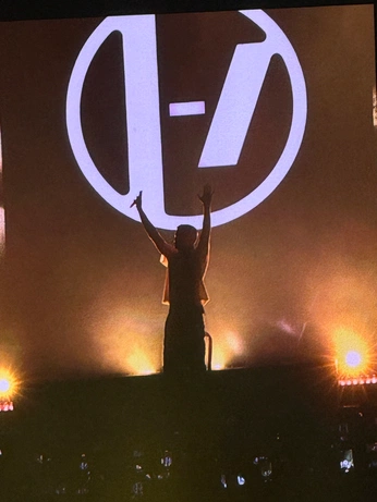 A cover of "Music moments" cluster. The owner is melanyroa. The cluster consists of 2 elements.