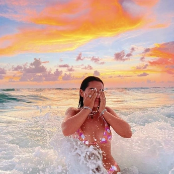 A cover of "Summer Vibes" cluster. The owner is emmacorleyyy. The cluster consists of 144 elements.