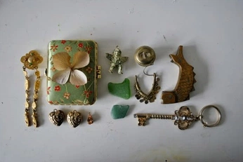 A cover of "ghosts" cluster. The owner is carrionviolets. The cluster consists of 43 elements.