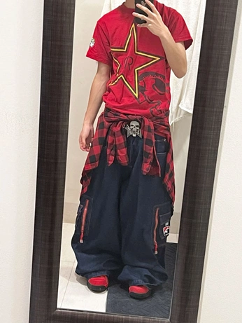 A cover of "merch" cluster. The owner is torrr. The cluster consists of 5 elements.