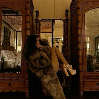 A cover of "constance fur coat" cluster. The owner is juliangigola. The cluster consists of 20 elements.