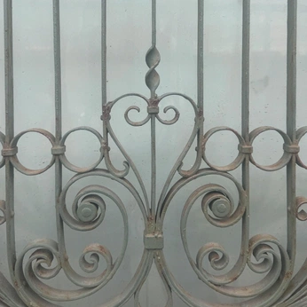 A cover of "Caught my eye —>" cluster. The owner is nepthys00. The cluster consists of 14 elements.