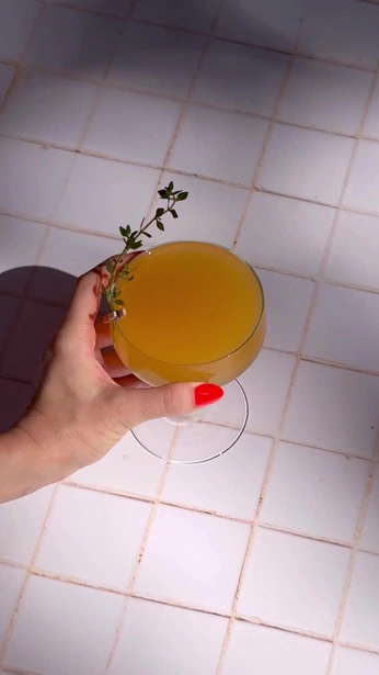 A cover of "🍸" cluster. The owner is mlltt. The cluster consists of 28 elements.