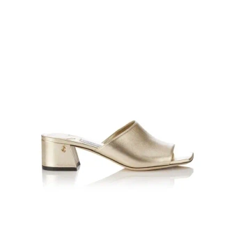 A cover of "Closet" cluster. The owner is lasagnya. The cluster consists of 1 element.