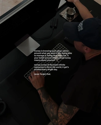 A cover of "persbrand carousell" cluster. The owner is valentinosss. The cluster consists of 3 elements.