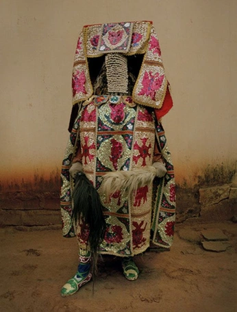 A cover of "EVERYTHING IS ART" cluster. The owner is anastaciabijou. The cluster consists of 68 elements.