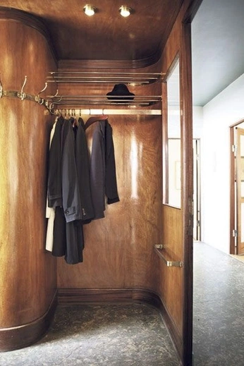 A cover of "CLOSET" cluster. The owner is patrizialechner. The cluster consists of 40 elements.