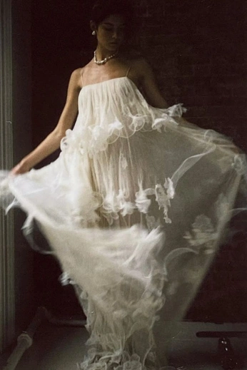 A cover of "shoot 1-vanessa indoor" cluster. The owner is aliciacook. The cluster consists of 16 elements.