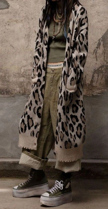 A cover of "outfits" cluster. The owner is vistabluer. The cluster consists of 47 elements.