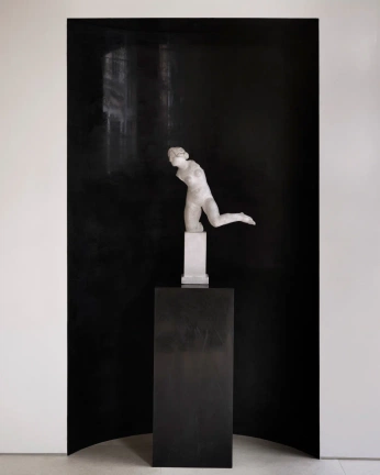 A cover of "MINIMALIST INTERIORS" cluster. The owner is roiael. The cluster description is "Minimalist Interiors, curated by multidisciplinary artist Roiael". The cluster consists of 571 elements.