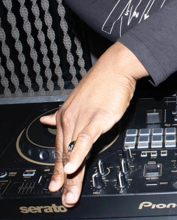 A cover of "commando" cluster. The owner is huugopereez. The cluster consists of 1 element.