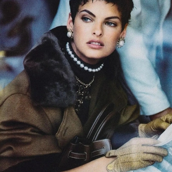 A cover of "CHLOE" cluster. The owner is 3peff. The cluster consists of 25 elements.