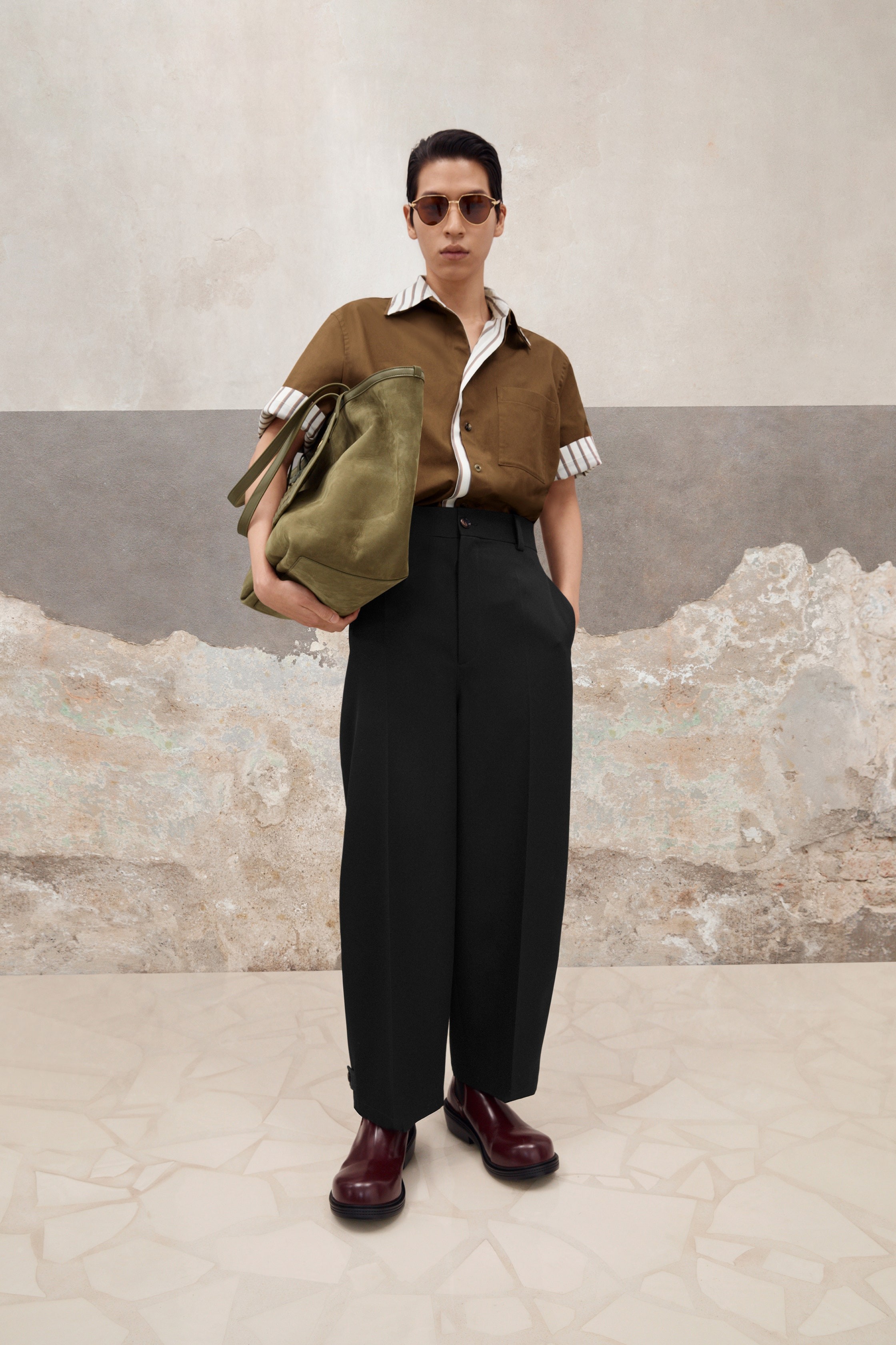 A look from the Bottega Veneta Pre-Fall 2023 collection by Matthieu Blazy.
