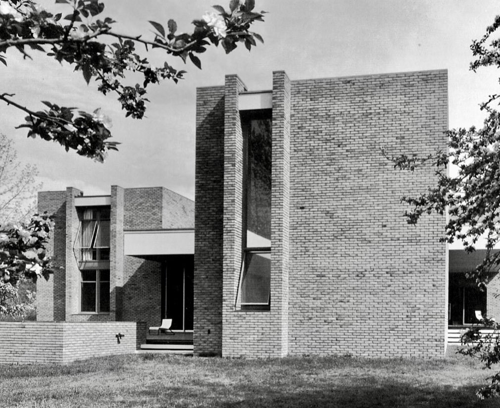 Dana House in New Canaan, designed by Ulrich Franzen & Associates in 1963. Photo by Robert Damora.