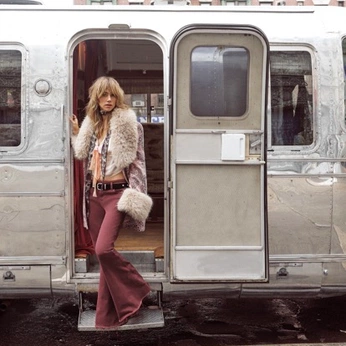 A cover of "Suki Waterhouse for FP" cluster. The owner is freepeople. The cluster consists of 16 elements.