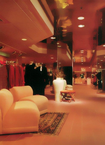 A cover of "visual merchandising" cluster. The owner is tierrart. The cluster consists of 83 elements.