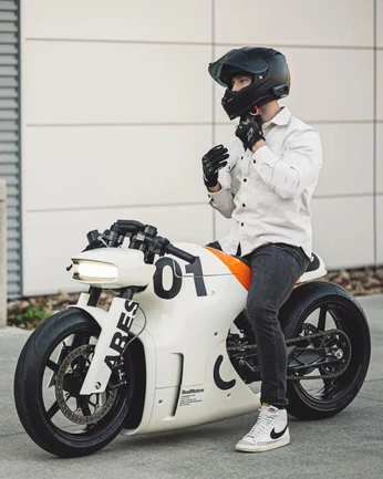 A cover of "Petrolhead vibes" cluster. The owner is digitalninja. The cluster consists of 2 elements.