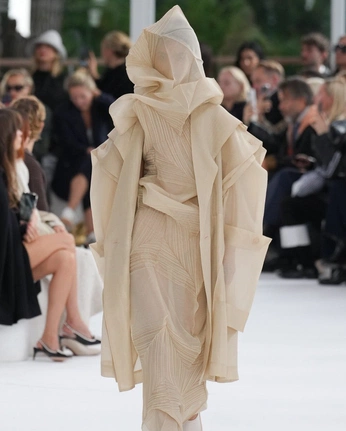 A cover of "Stile" cluster. The owner is lilinsalata. The cluster consists of 2 elements.