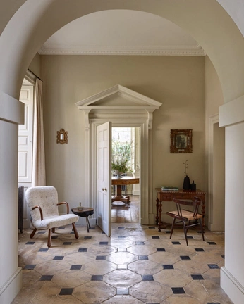 A cover of "House 🖤" cluster. The owner is fallline. The cluster consists of 5 elements.