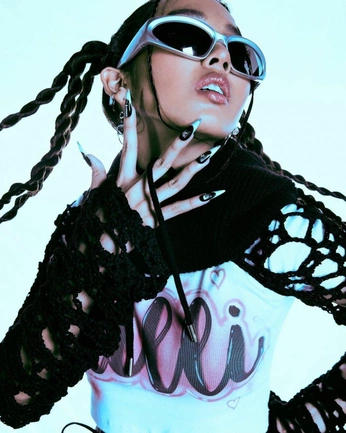 A cover of "singer 1" cluster. The owner is kelpie. The cluster consists of 46 elements.