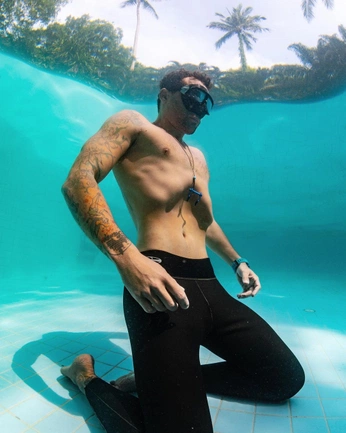 A cover of "Apnea" cluster. The owner is jess. The cluster consists of 40 elements.