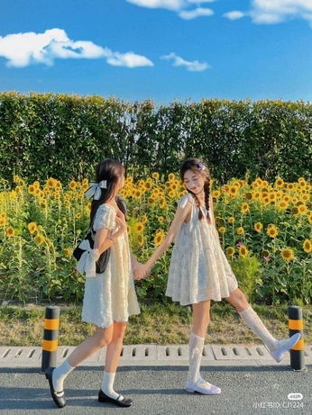 A cover of "group poses" cluster. The owner is evaagreenish. The cluster consists of 31 elements.