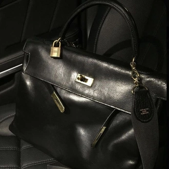 A cover of "🖤" cluster. The owner is dducci. The cluster consists of 5 elements.