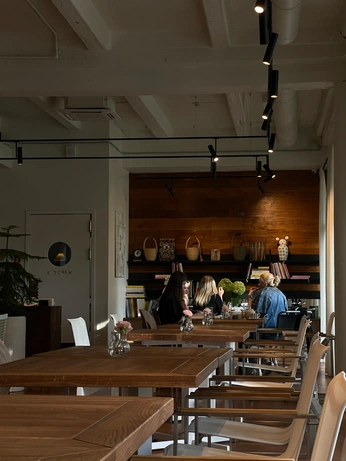 A cover of "Friends" cluster. The owner is swathedinstars. The cluster consists of 8 elements.