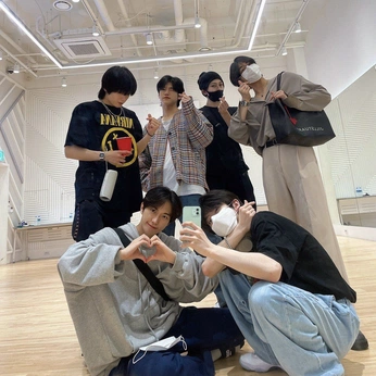 A cover of "JUST B (저스트비)" cluster. The owner is tindrasofia. The cluster consists of 229 elements.