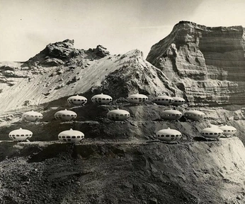 A cover of "2025" cluster. The owner is thaliiii. The cluster consists of 4 elements.