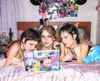 A cover of "photo shoot inspo" cluster. The owner is glitterbomb. The cluster consists of 89 elements.