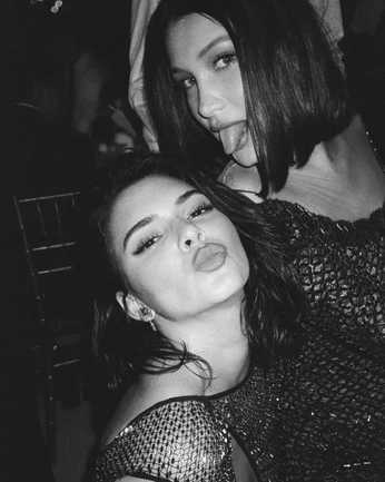 A cover of "celebrity" cluster. The owner is luciddreams. The cluster consists of 5 elements.