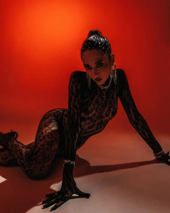 A cover of "Bodysuits" cluster. The owner is peachmagphoto. The cluster consists of 18 elements.