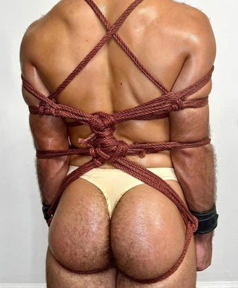 A cover of "gin and tonic" cluster. The owner is underoath. The cluster consists of 19 elements.