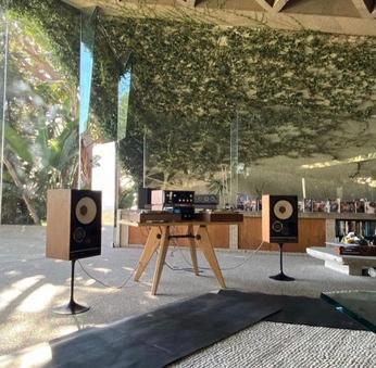 A cover of "Out Of The Box" cluster. The owner is nk1nk1. The cluster consists of 17 elements.