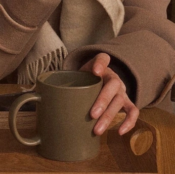 A cover of "Aesthetic Shots" cluster. The owner is moumagick. The cluster consists of 1 element.