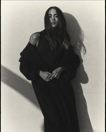 A cover of "Girl poses" cluster. The owner is rickneiswig. The cluster consists of 15 elements.