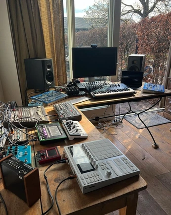 A cover of "Studio" cluster. The owner is bodhilanda. The cluster consists of 26 elements.